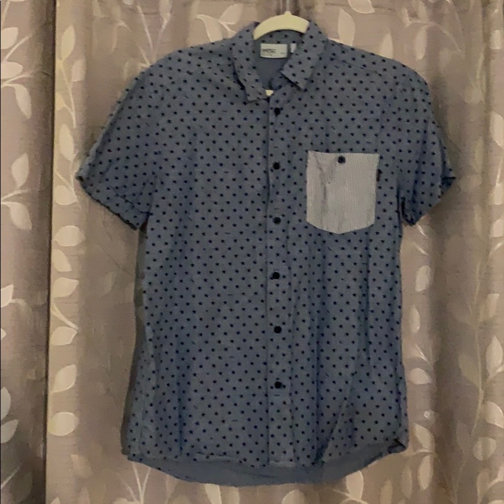 Super fun short sleeve bottom down shirt 👕